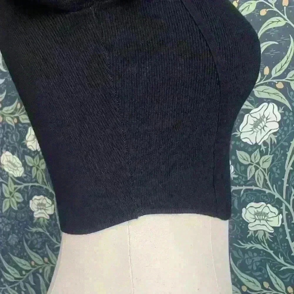 Black Long Sleeve House of Harlow 1960 Crop Top - Picture 3 of 9